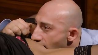 Inculata dal largo cazzo di un uomo d'affari