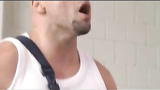 La MILF si tromba l'uomo delle pulizie