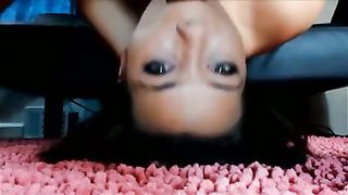 Scopata in gola a testa in giù