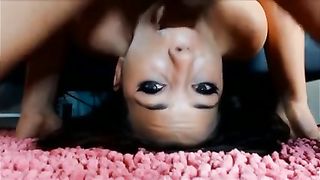 Scopata in gola a testa in giù