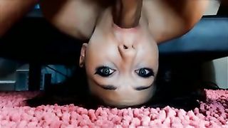 Scopata in gola a testa in giù