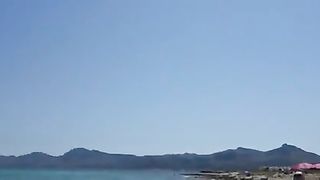 Pompino su una spiaggia pubblica