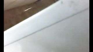 Spiati mentre fanno sesso nel bagno della disco