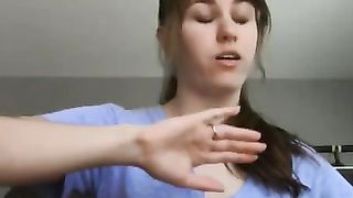 La mia sorella maggiore prova il mio cazzo