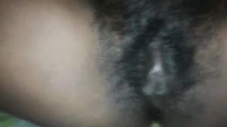 Negretta si fa penetrare la topa pelosa