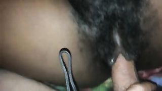 Negretta si fa penetrare la topa pelosa