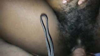 Negretta si fa penetrare la topa pelosa