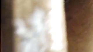 Negretta culona a pecorina sul divano