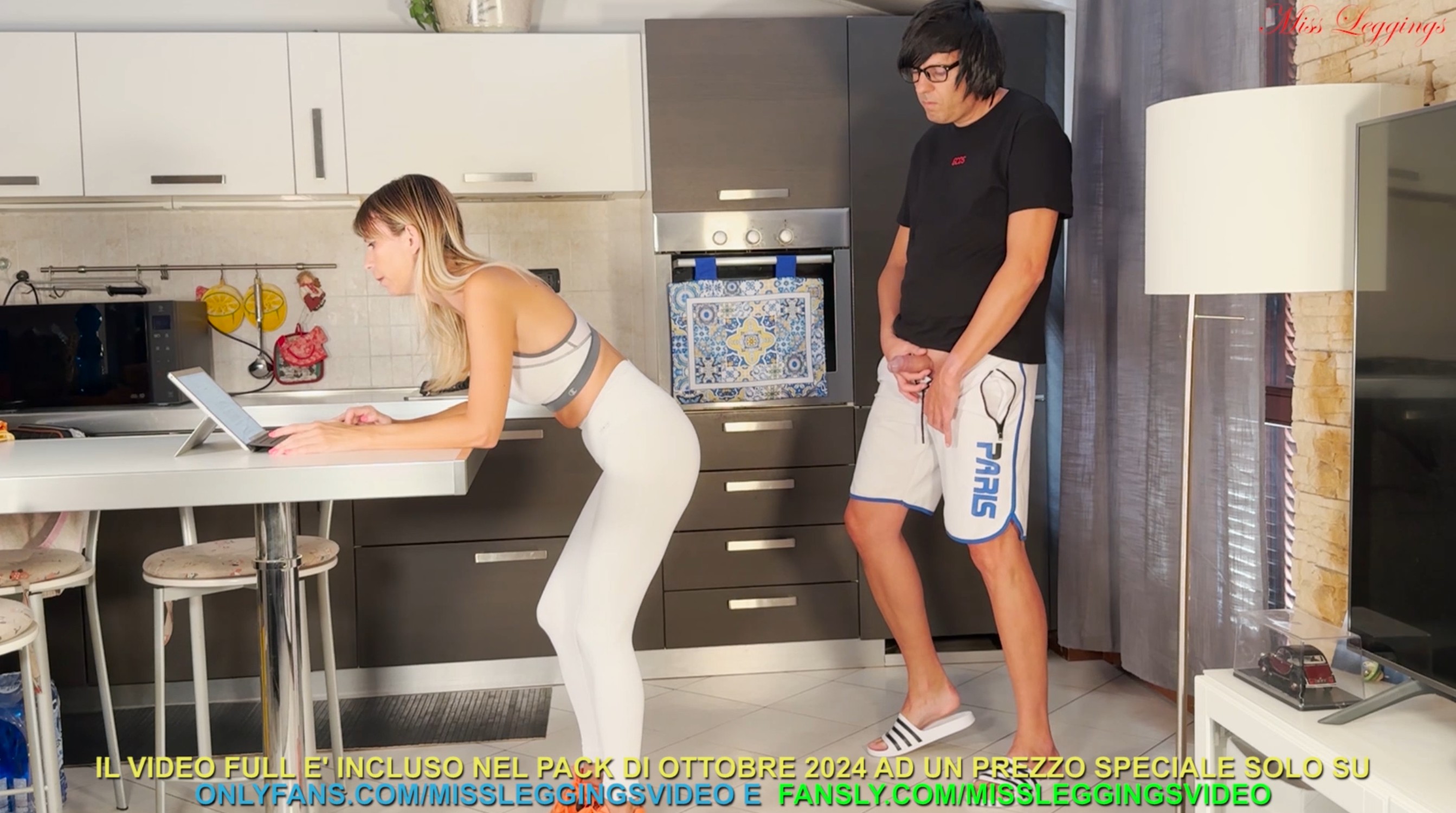 FIGLIO SI SEGA GUARDANDO LA MADRE PRONTA PER LA PALESTRA