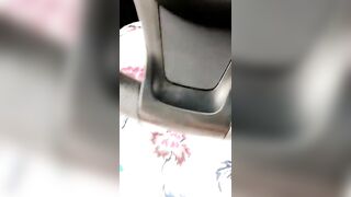 Non resiste e si masturba in auto