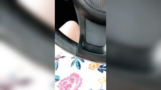 Non resiste e si masturba in auto