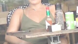 Anteprima del video: Zoccola allarga le gambe sotto al tavolino