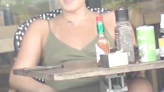 Zoccola allarga le gambe sotto al tavolino