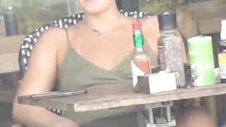 Zoccola allarga le gambe sotto al tavolino