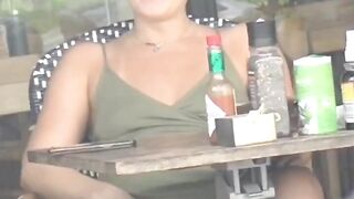 Zoccola allarga le gambe sotto al tavolino