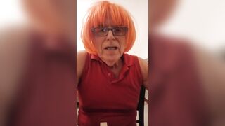 Trav si incula con un dildo