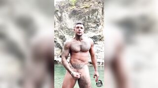 Italiano segaiolo si fa una pippa al fiume