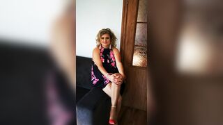 Anteprima del video: Una bella e affascinante casalinga ha subito una metamorfosi e per la prima volta ha