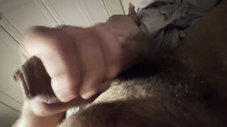 Mi sego il cazzo peloso e sborro a litri