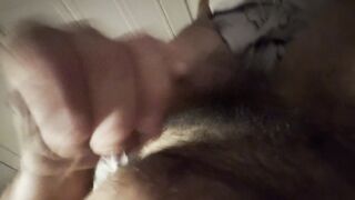 Mi sego il cazzo peloso e sborro a litri