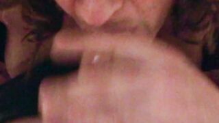 Mia moglie col mio capo a 69 continua a succhiare la sborra e ci gioca, io filmo Parte 2