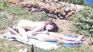 Coppia naturista ci da dentro on plain air