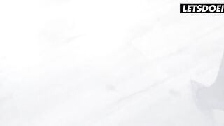 Puttana tailandese scopata in culo da un toro romano