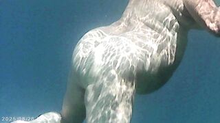 Il corpo nudo di Agata visto con telecamera subacquea