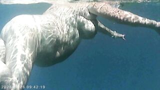 Il corpo nudo di Agata visto con telecamera subacquea