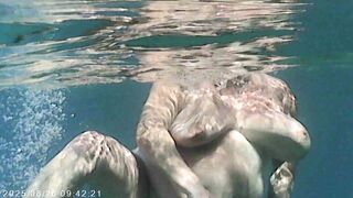 Il corpo nudo di Agata visto con telecamera subacquea