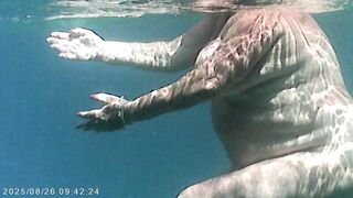 Il corpo nudo di Agata visto con telecamera subacquea