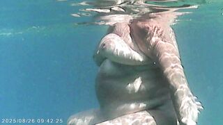 Il corpo nudo di Agata visto con telecamera subacquea