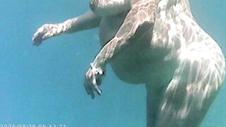 Il corpo nudo di Agata visto con telecamera subacquea