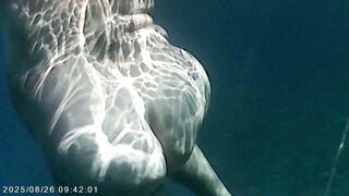 Il corpo nudo di Agata visto con telecamera subacquea