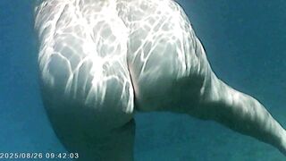 Il corpo nudo di Agata visto con telecamera subacquea