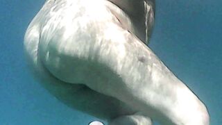 Il corpo nudo di Agata visto con telecamera subacquea