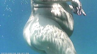 Il corpo nudo di Agata visto con telecamera subacquea