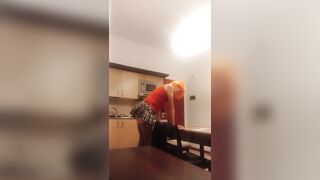 Pamela si esibisce in casa