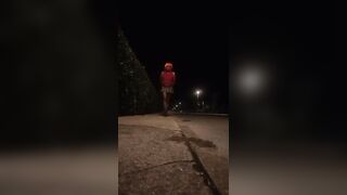 Anteprima del video: Pamela trav cammina per strada