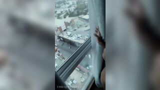 Trans col cazzo bello dritto già al mattino presto