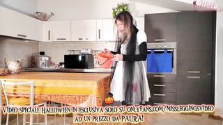 FIGLIO SBORRA NEL CESTO DI HALLOWEEN DELLA MADRE PER SCOPARSELA E RIEMPIRLA