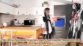 FIGLIO SBORRA NEL CESTO DI HALLOWEEN DELLA MADRE PER SCOPARSELA E RIEMPIRLA