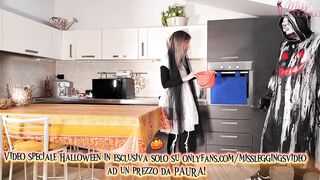 FIGLIO SBORRA NEL CESTO DI HALLOWEEN DELLA MADRE PER SCOPARSELA E RIEMPIRLA