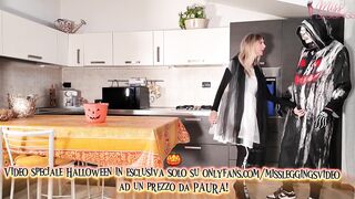 FIGLIO SBORRA NEL CESTO DI HALLOWEEN DELLA MADRE PER SCOPARSELA E RIEMPIRLA