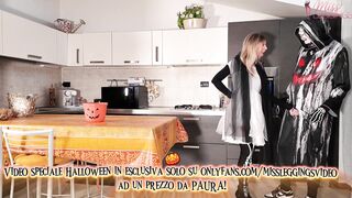 FIGLIO SBORRA NEL CESTO DI HALLOWEEN DELLA MADRE PER SCOPARSELA E RIEMPIRLA