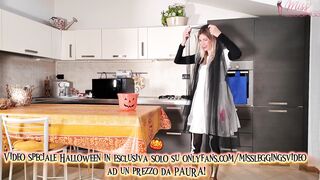 FIGLIO SBORRA NEL CESTO DI HALLOWEEN DELLA MADRE PER SCOPARSELA E RIEMPIRLA