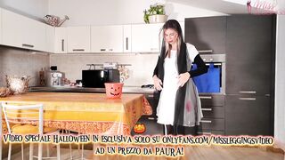 FIGLIO SBORRA NEL CESTO DI HALLOWEEN DELLA MADRE PER SCOPARSELA E RIEMPIRLA