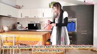 FIGLIO SBORRA NEL CESTO DI HALLOWEEN DELLA MADRE PER SCOPARSELA E RIEMPIRLA