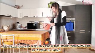 FIGLIO SBORRA NEL CESTO DI HALLOWEEN DELLA MADRE PER SCOPARSELA E RIEMPIRLA