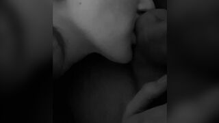 Elisa lecca per bene le palle